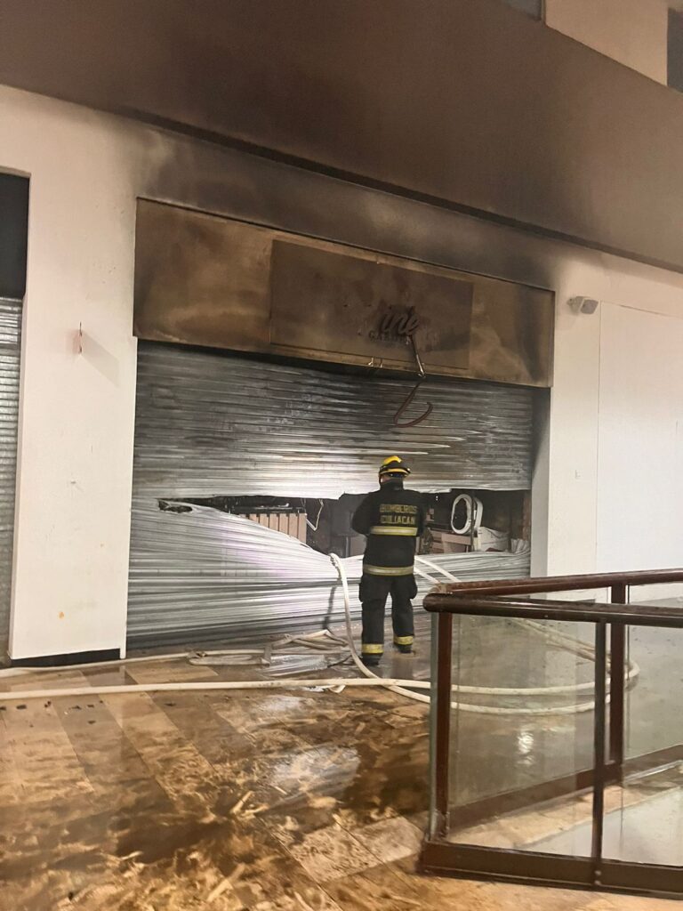 Reportan fuerte incendio en Plaza Forum de Culiacán