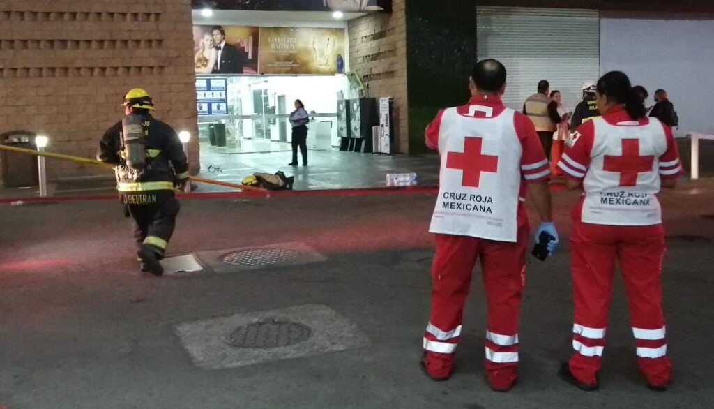 Pérdida total en tienda de ropa tras incendio en Plaza Forum de Culiacán