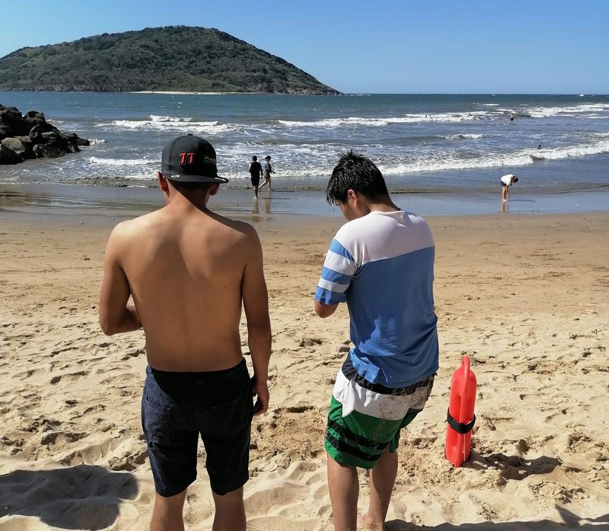 ¡Llegan a tiempo! Salvan de morir ahogados a dos turistas; sufrieron crisis nerviosa