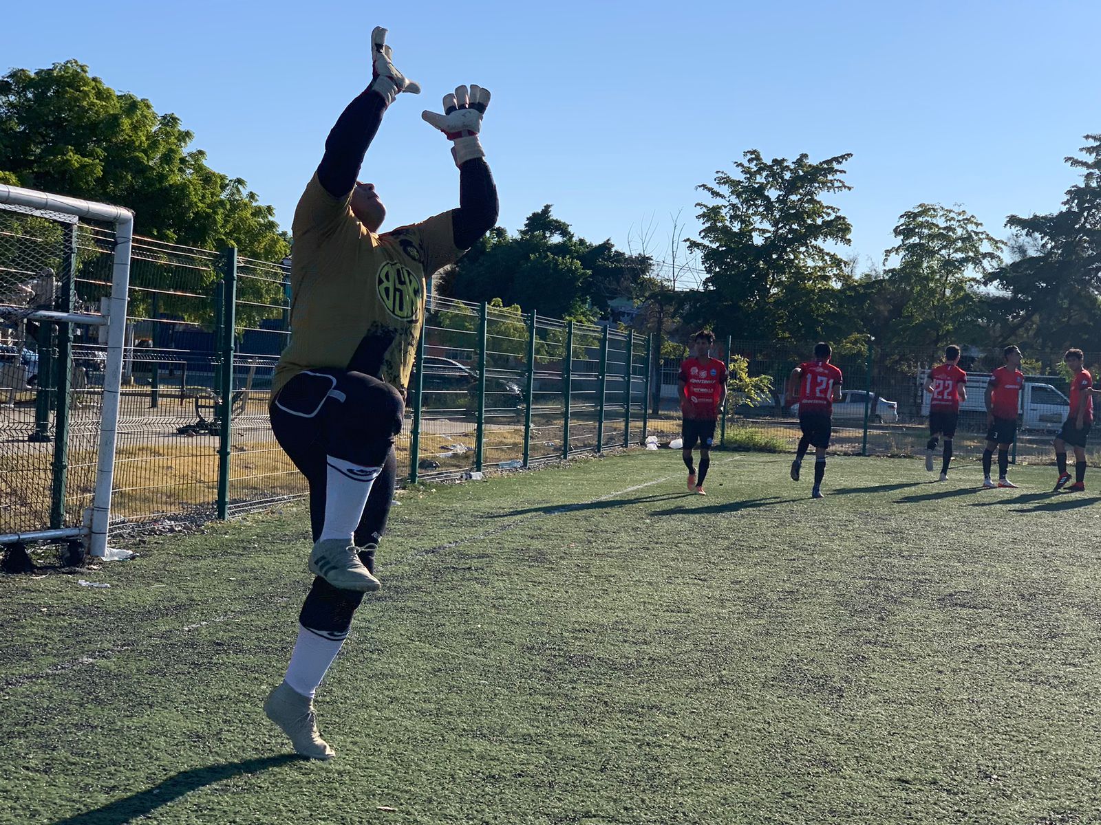 VIDEO: ¡Entró de cambio y resolvió el juego! Gana su equipo y respira en la tabla general