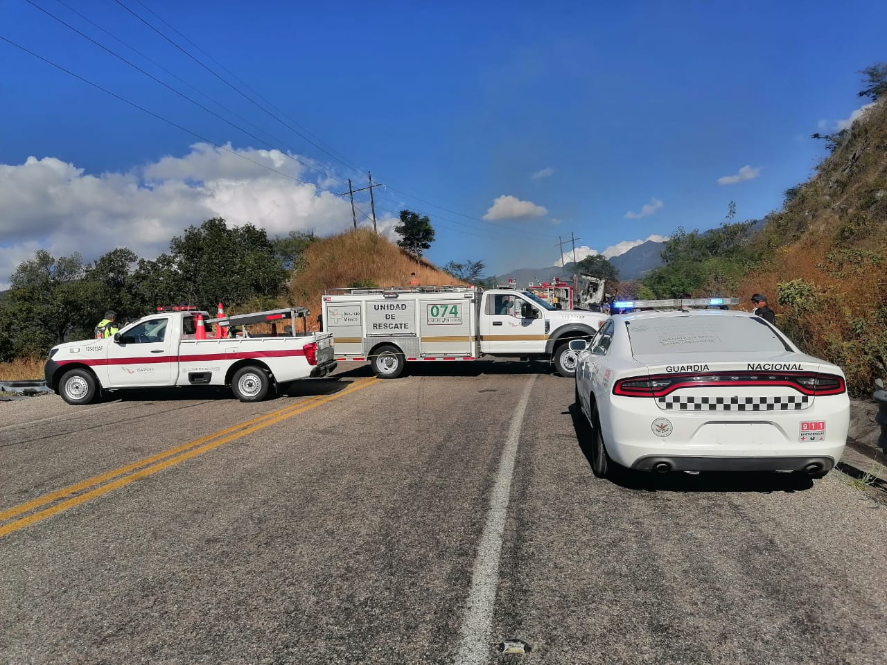 Choca trailer, se incendia y cierran autopista Mazatlán-Durango; chofer sufrió quemaduras de tercer grado