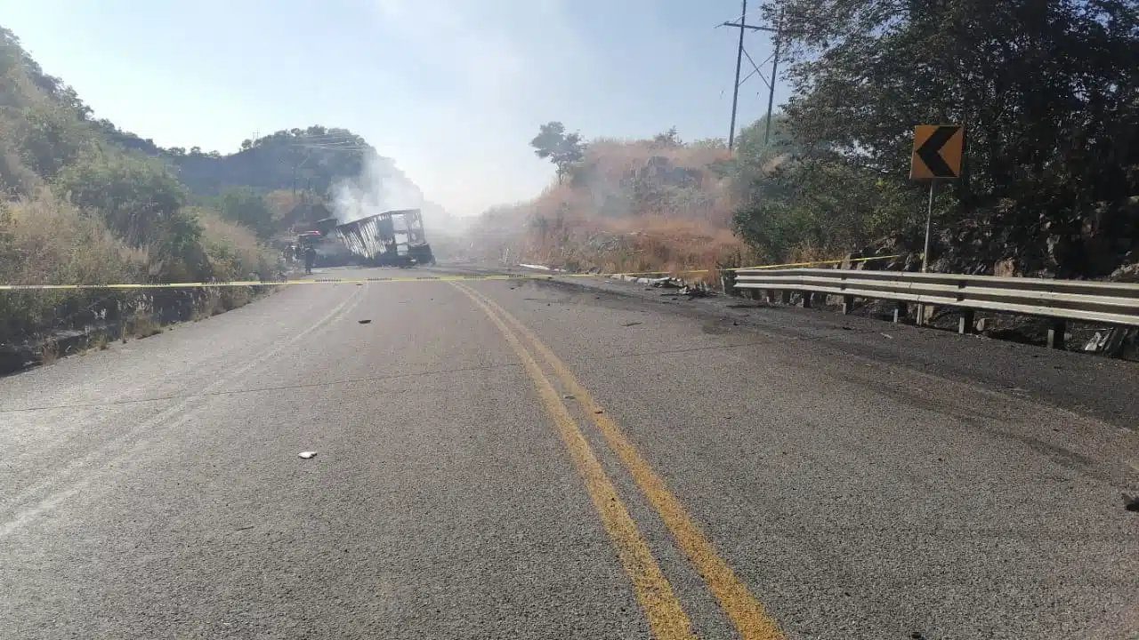 Choca trailer, se incendia y cierran autopista Mazatlán-Durango; chofer sufrió quemaduras de tercer grado