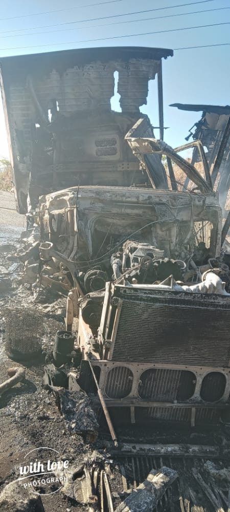 Todavía a las 4:40, Capufe no había notificado la apertura de la autopista porque seguían trabajando los cuerpos de bomberos en el tráiler que quedó completamente destruido por el fuego.