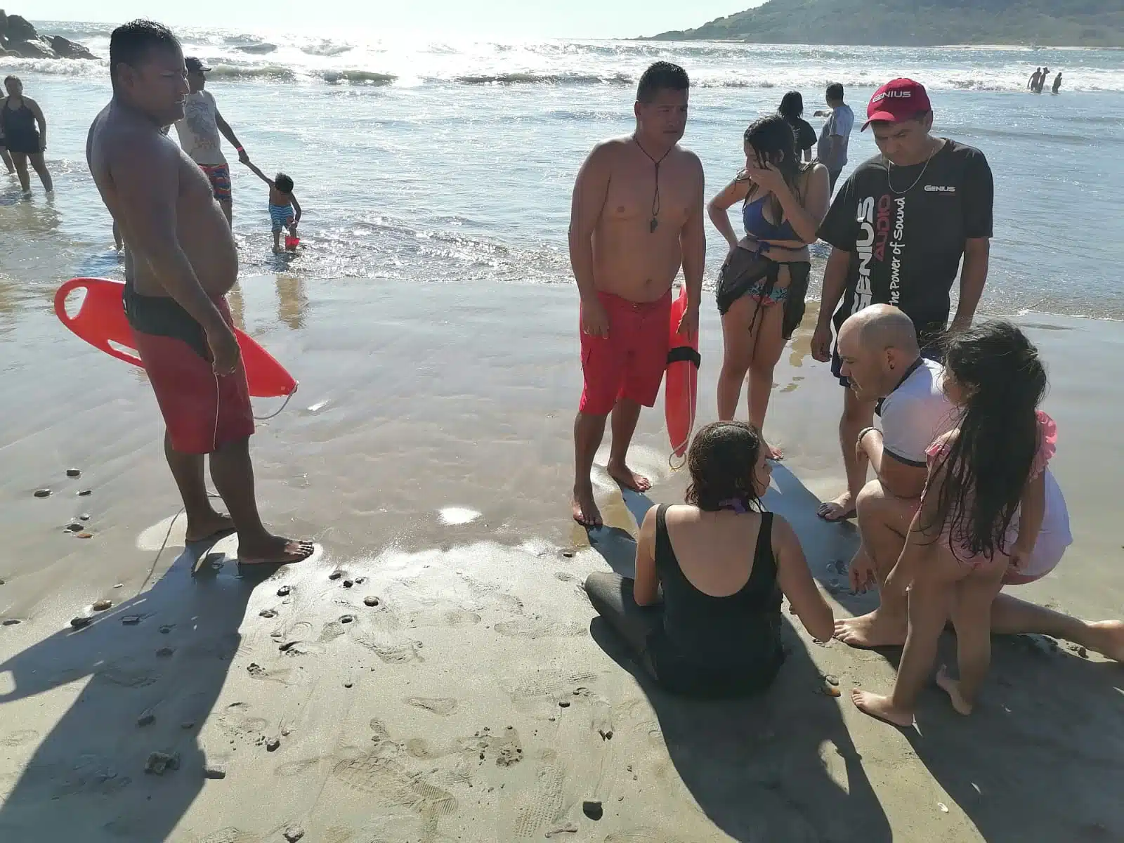 ¡Domingo agitado! Salvavidas de Mazatlán rescatan del mar a otras seis personas