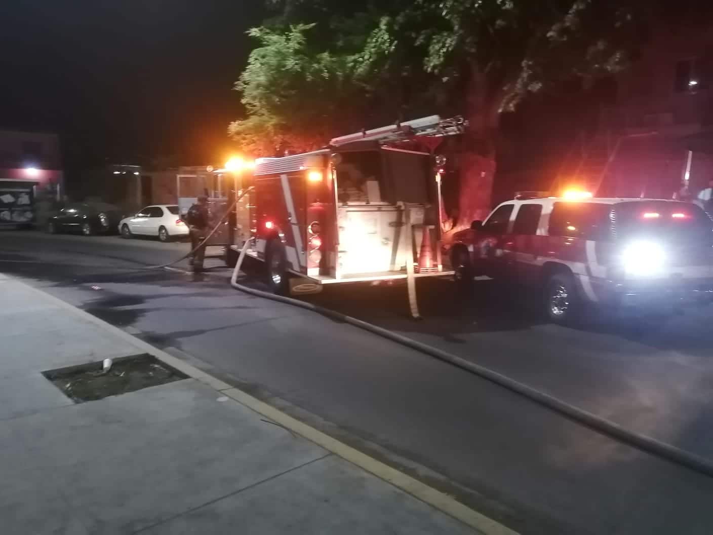 ¡Impactantes imágenes! Voraz incendio consume vivienda en la colonia Libertad de Mazatlán