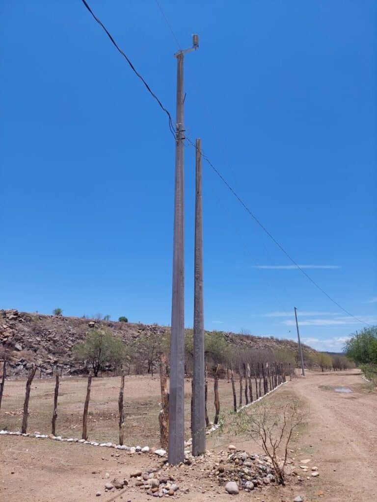 Autoridades de El Fuerte continúan realizando la ampliación de la red eléctrica en comunidades