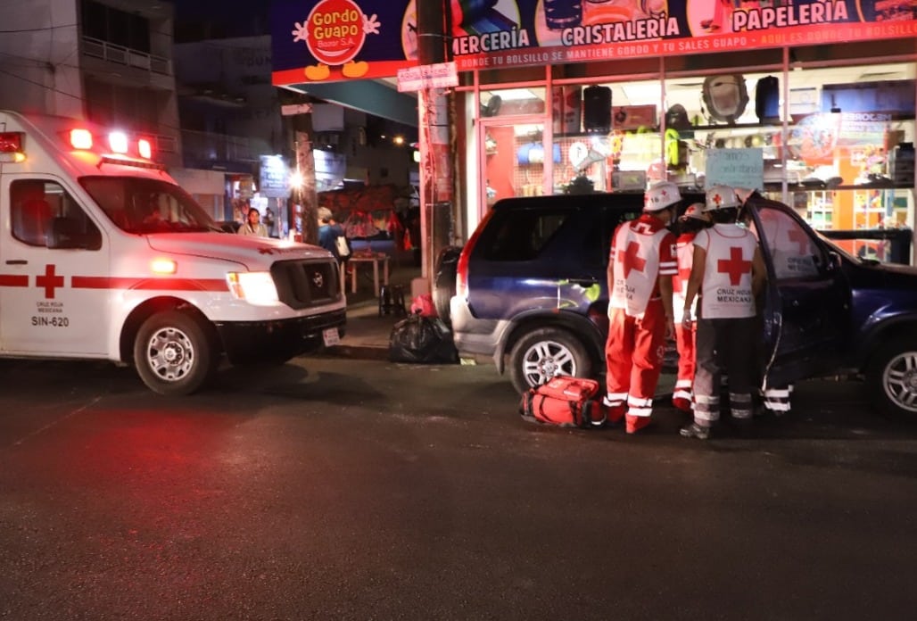 Acelerón ocasiona que impacte su auto contra camioneta en Mazatlán