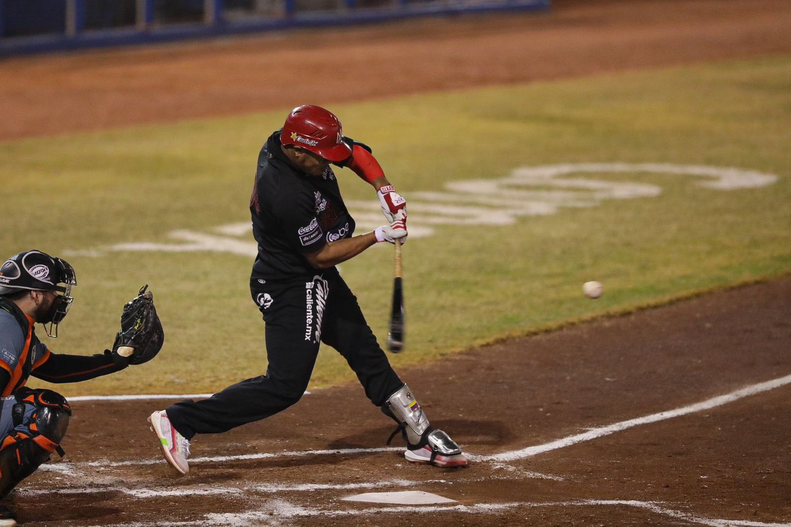 ¡Con drama incluido! En juego de pocos imparables se define por un “wild pitch”