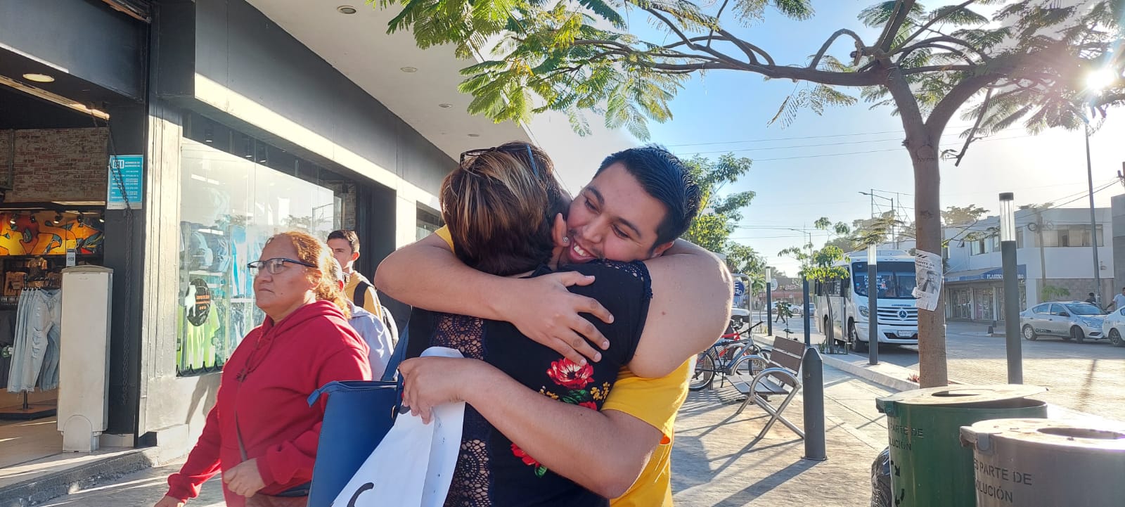 ¡Efusivos abrazos gratis! Multiplicaron sonrisas en el sector Centro de Los Mochis