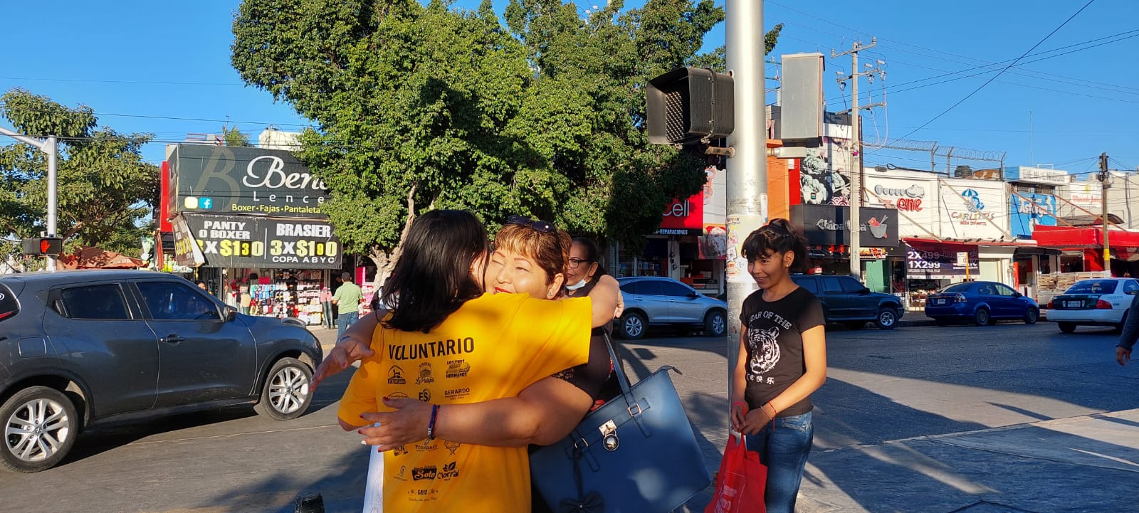 ¡Efusivos abrazos gratis! Multiplicaron sonrisas en el sector Centro de Los Mochis