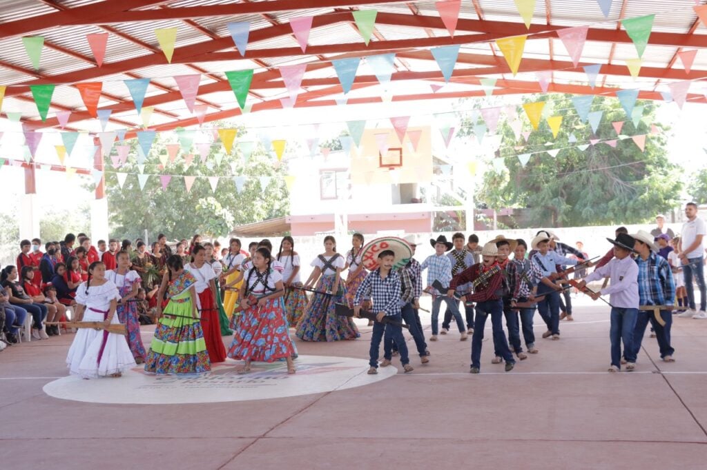 ¡Andan bien volados! Alumnos de la primaria de La Guásima estrenan techumbre