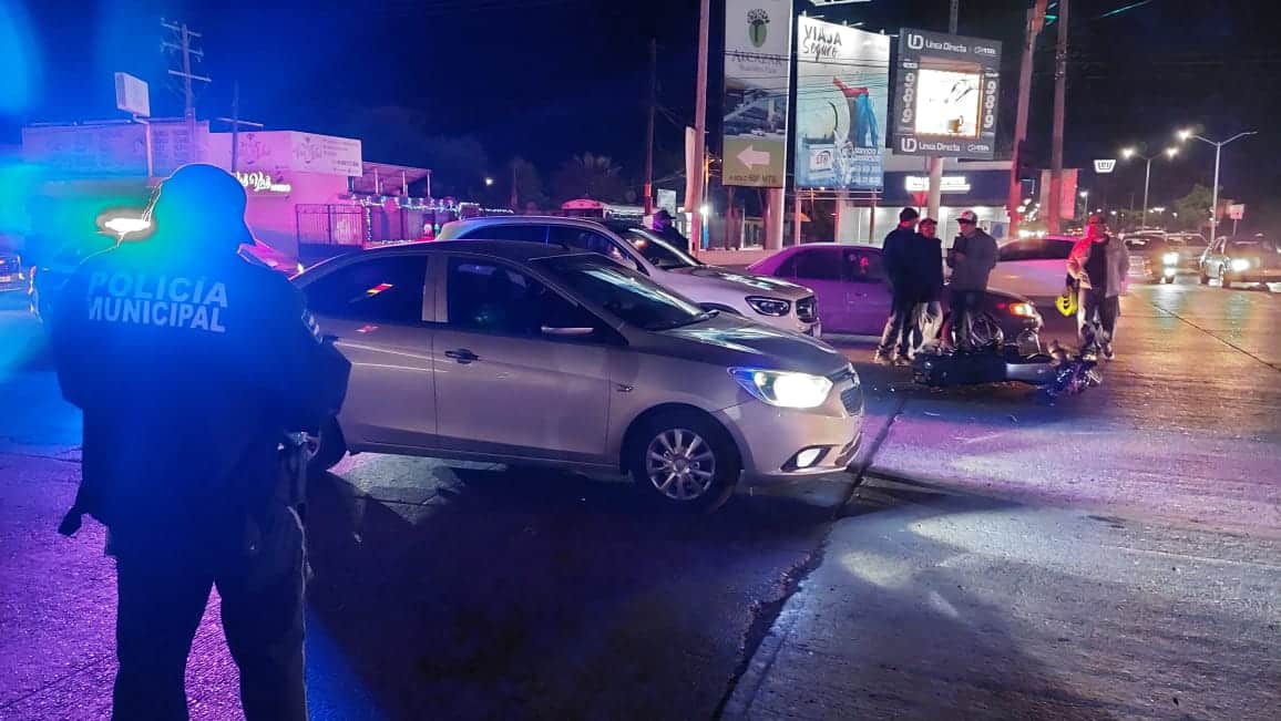 Camioneta de lujo embiste a madre e hijo; circulaban en motocicleta en Los Mochis