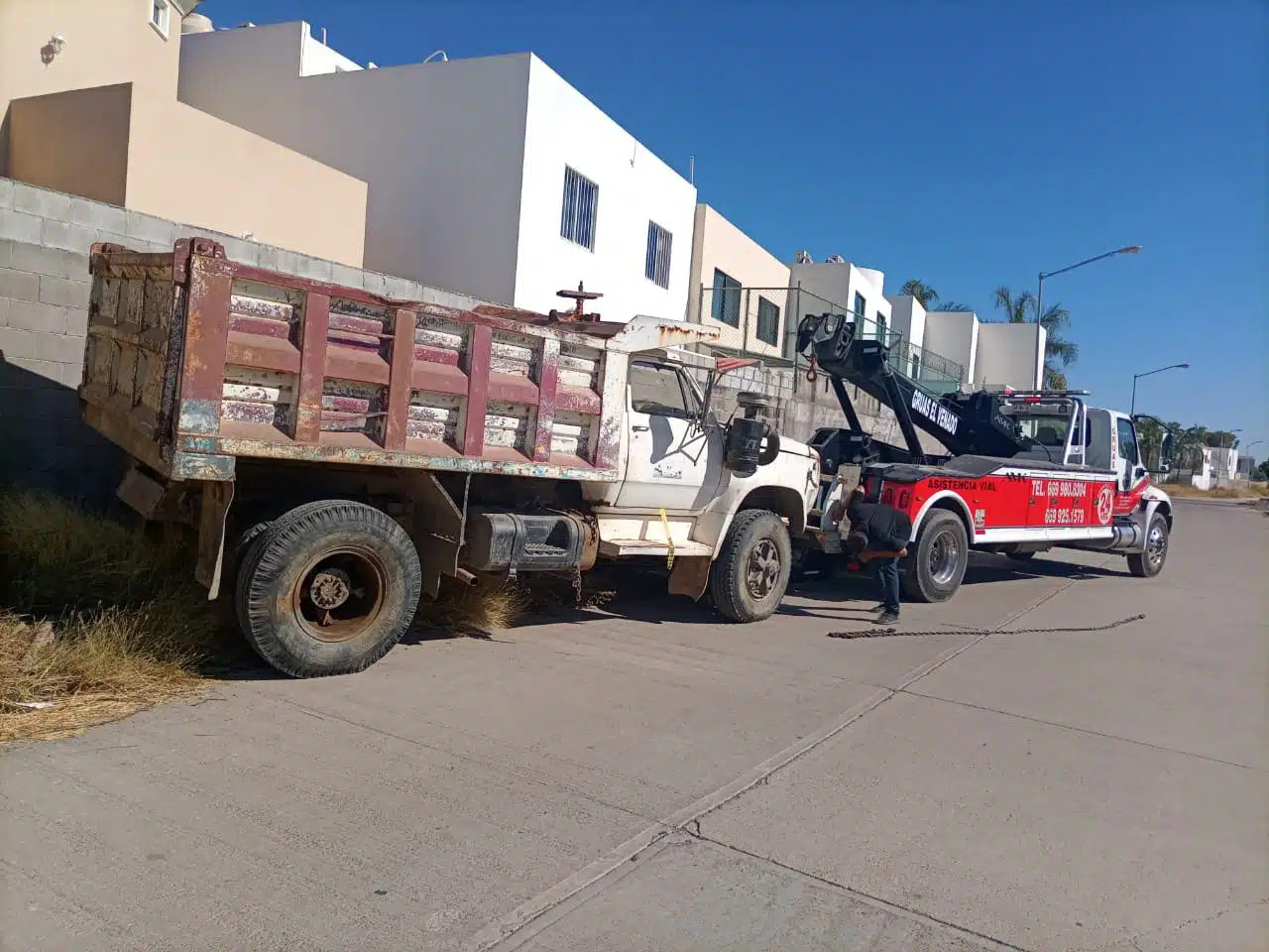 Sigue la limpia de vehículos abandonados en calles de Mazatlán
