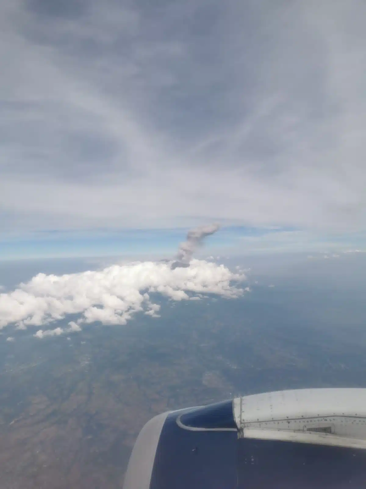 "Se vio impresionante la columna de humo": Sinaloense de Los Mochis captura al "Popo" desde las alturas
