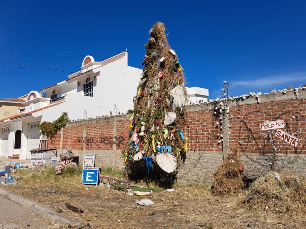 “El Tico” le da vida y alegría a calle del fraccionamiento Palos Prietos, con un gran árbol navideño realizado con basura