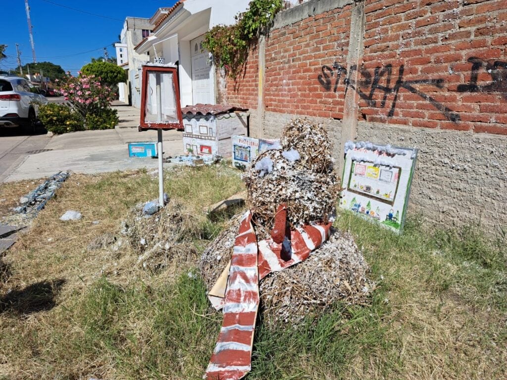 “El Tico” le da vida y alegría a calle del fraccionamiento Palos Prietos, con un gran árbol navideño realizado con basura