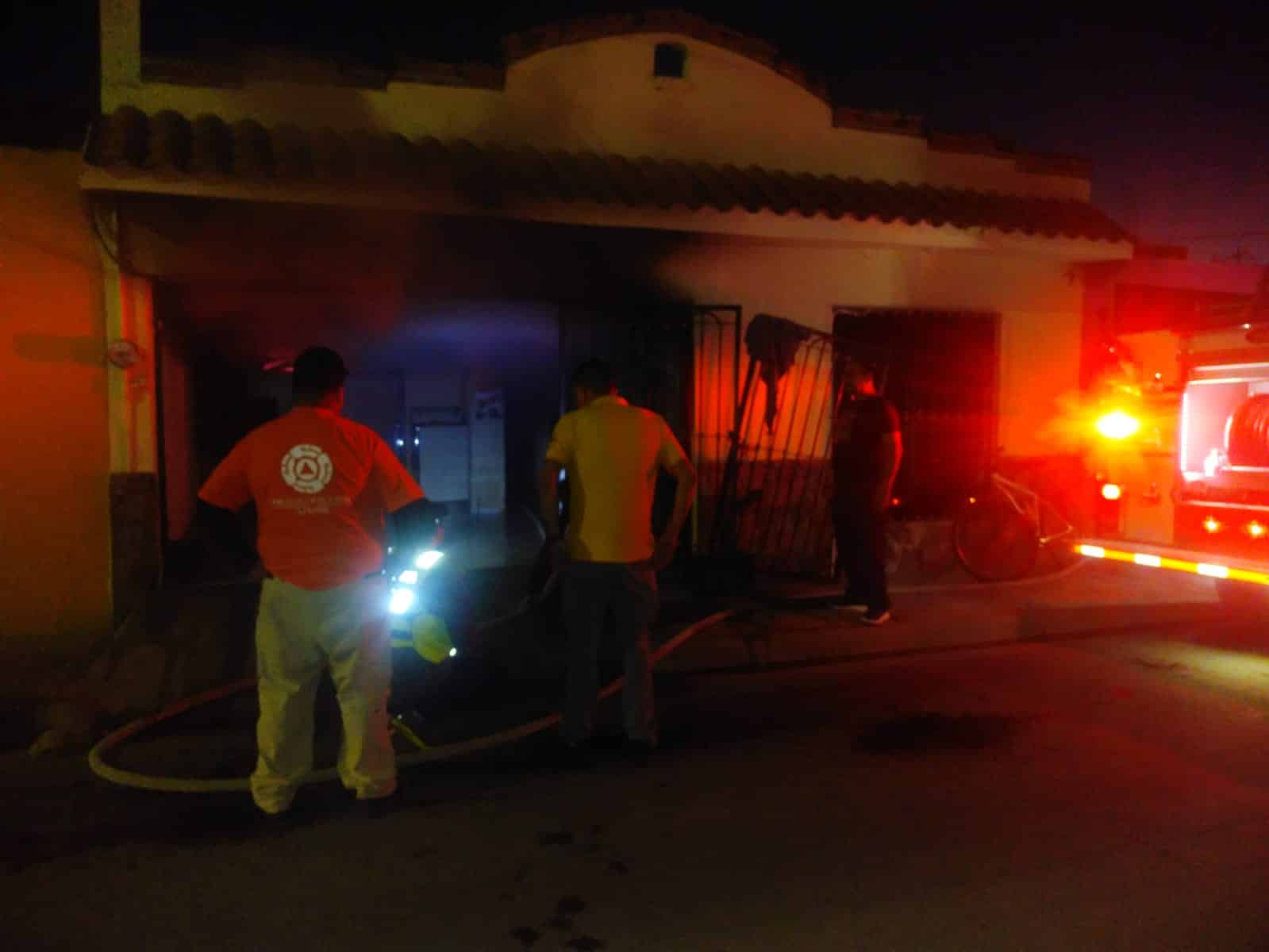 ¡Héroe sin capa! Rescata a dos abuelitos atrapados en un incendio en vivienda de Los Mochis