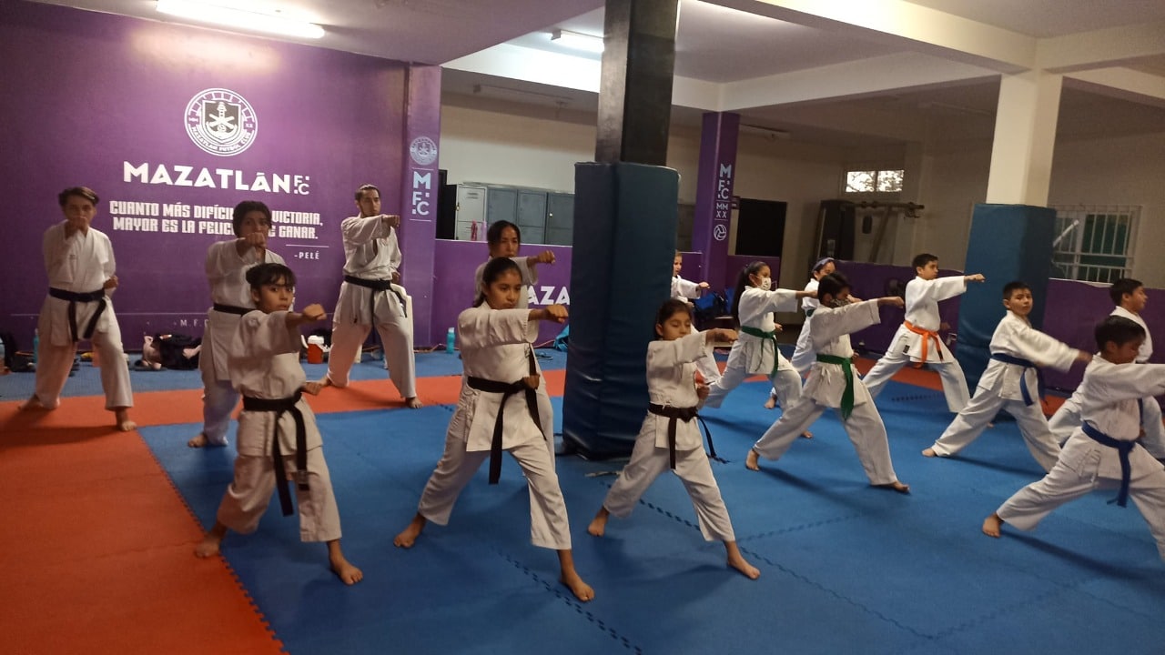 de 10 karatecas mazatlecos que dirigen los sensei Jesús Moreno