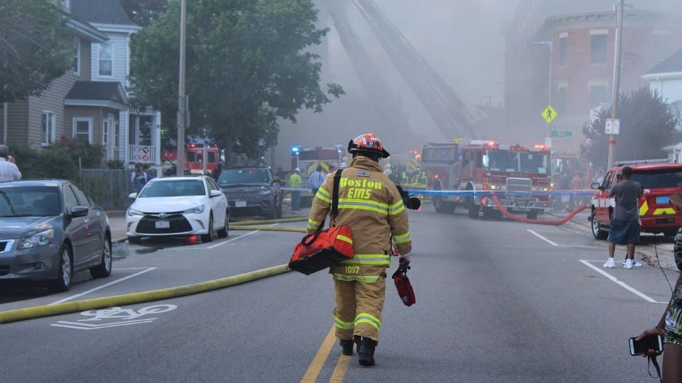 hombre incendia su casa porque tenía frío