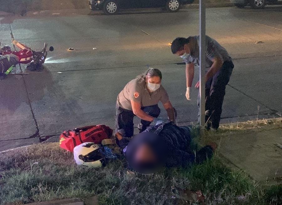 ¡Atropellado! Motociclista resulta lesionado en accidente en el centro de Los Mochis