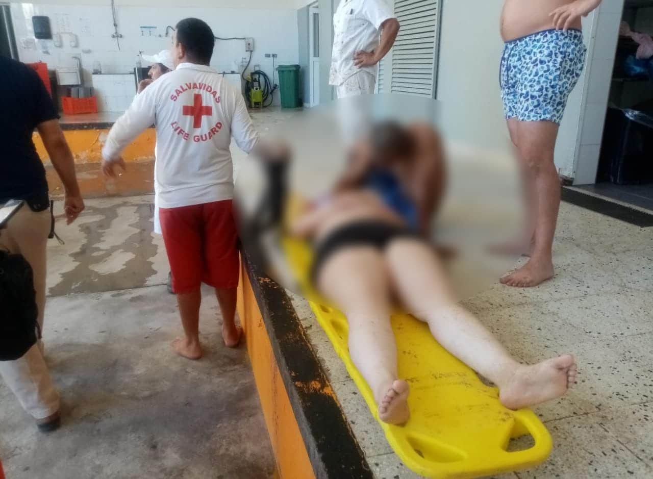 ¡Por poquito y no la cuentan! Rescatan del mar a pareja tapatía; la mujer es llevada a un hospital