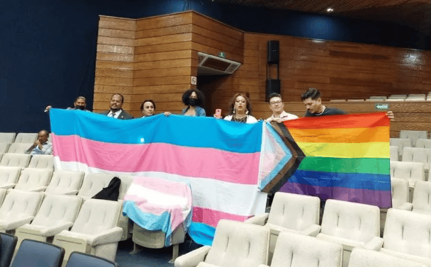 Hidalgo reconoce el género binario