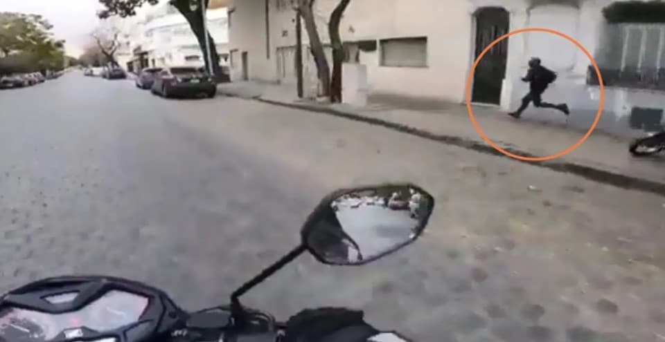 mujer roba moto de delincuentes