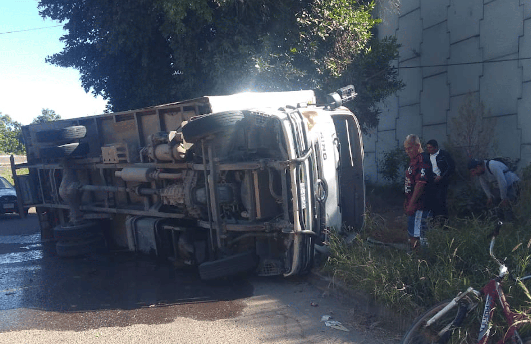 Vuelcan camión con miles de pesos en daños materiales