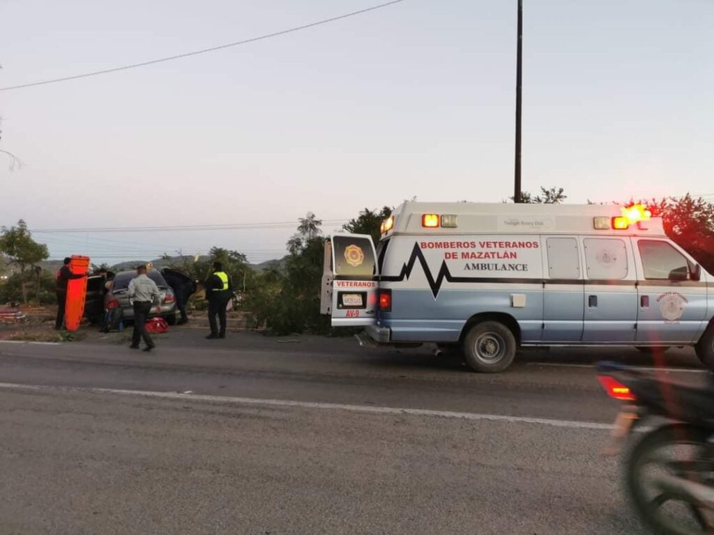 ¡Aparatoso accidente! Se estrellan contra árbol frente al Cereso en Mazatlán