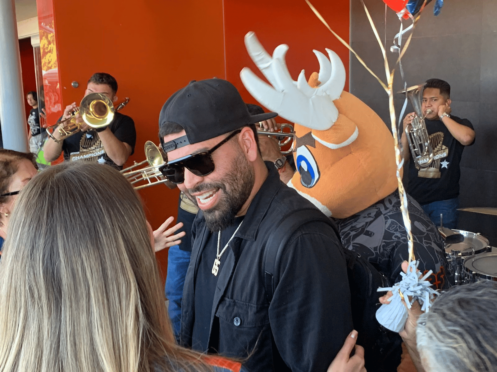 ¡Bienvenido, campeón! Con banda reciben a José Urquidy en Mazatlán, tras ganar con los Astros (2)