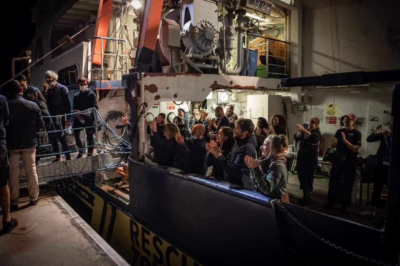 ¡Crisis migratoria! Desembarcan 300 migrantes en costas italianas