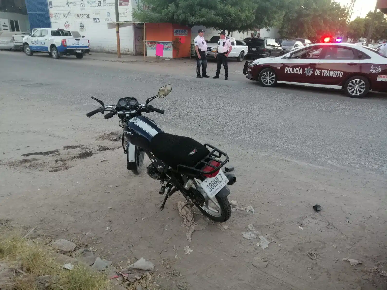 ¡Fue embestida por un automóvil! Una mujer resulta lesionada en accidente de motocicleta en Ahome