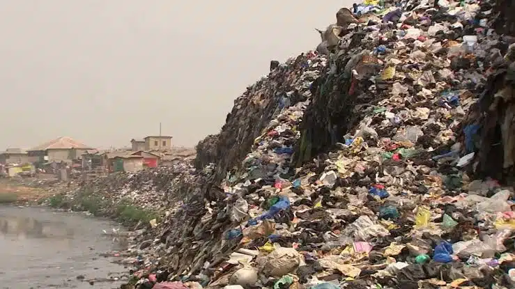 ¡Increíble! Miles de toneladas de desechos textiles llegan a costas africanas