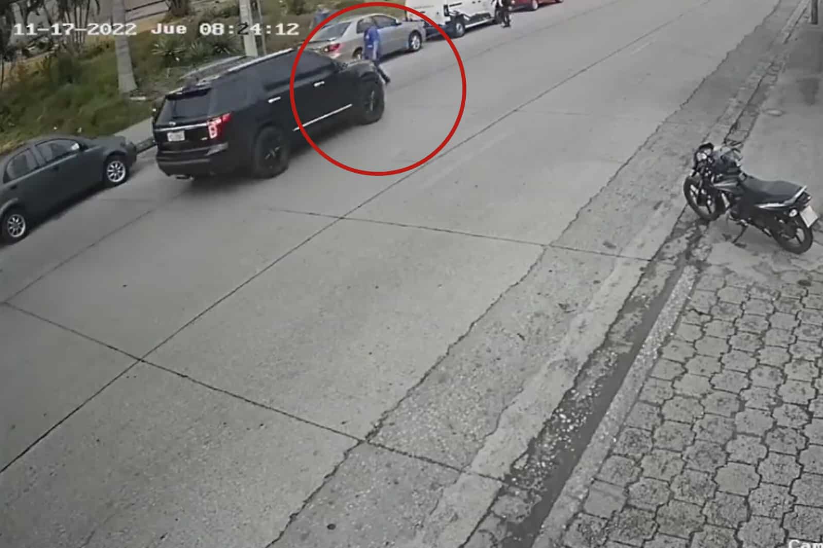 ¡Karma! Atropellado y golpeado, así termina ladrón que quiso hacer de las suyas en Ecuador