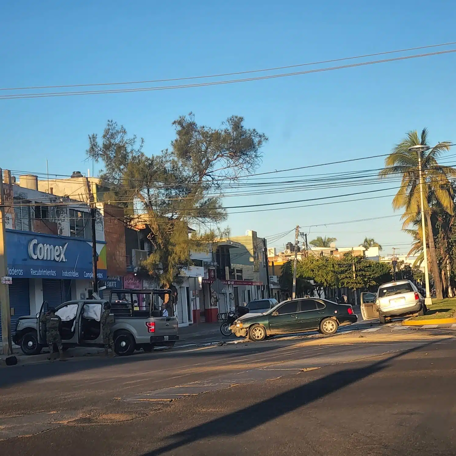 Vehículo de la Marina impacta con dos carros en Mazatlán