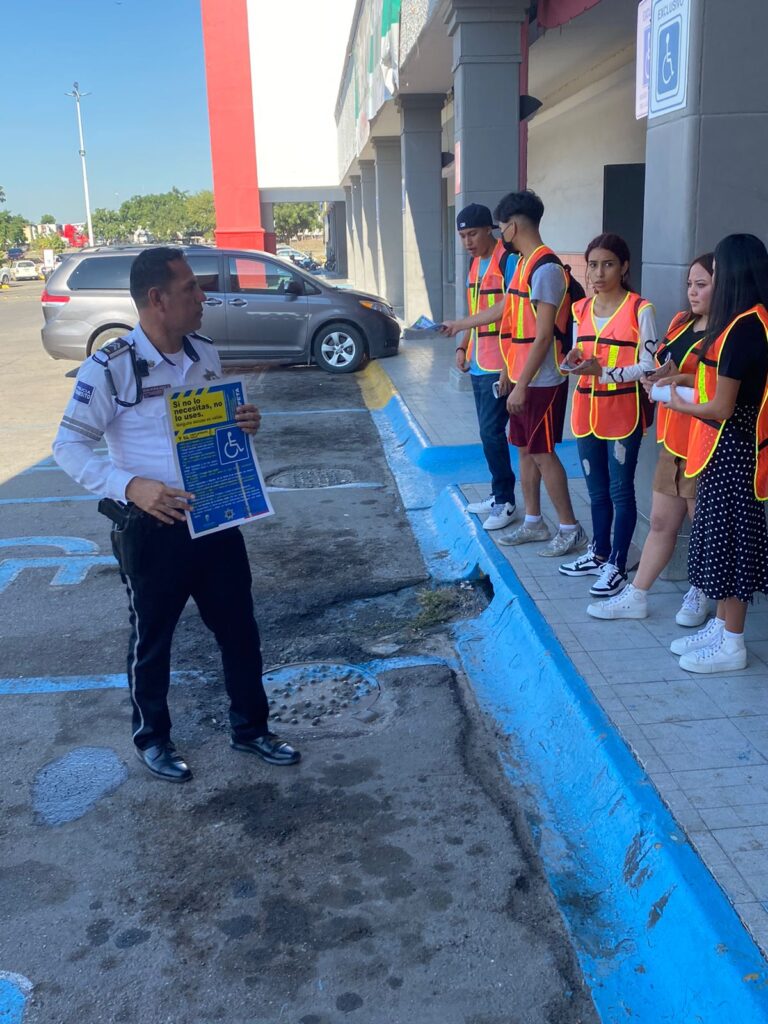 Multas por invadir áreas azules en estacionamientos