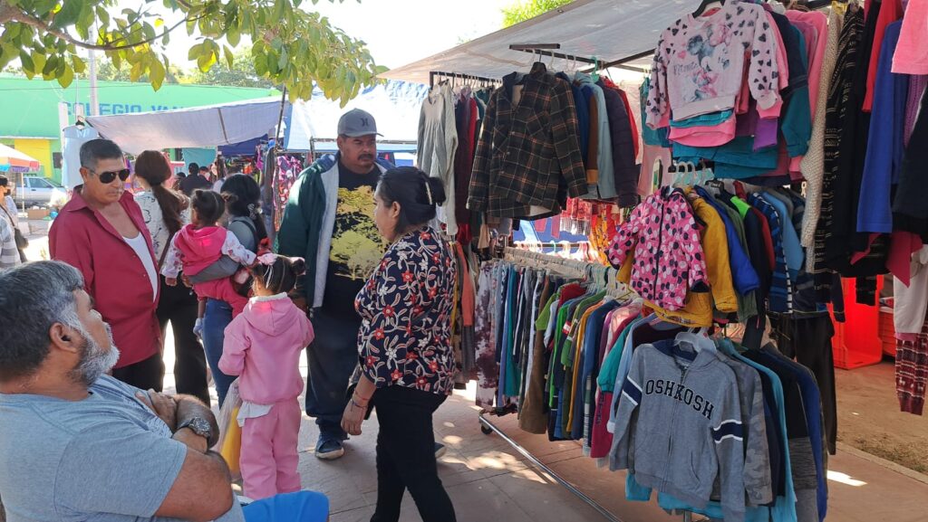 Vendedores en el tianguis de la colonia Juárez en Mazatlán