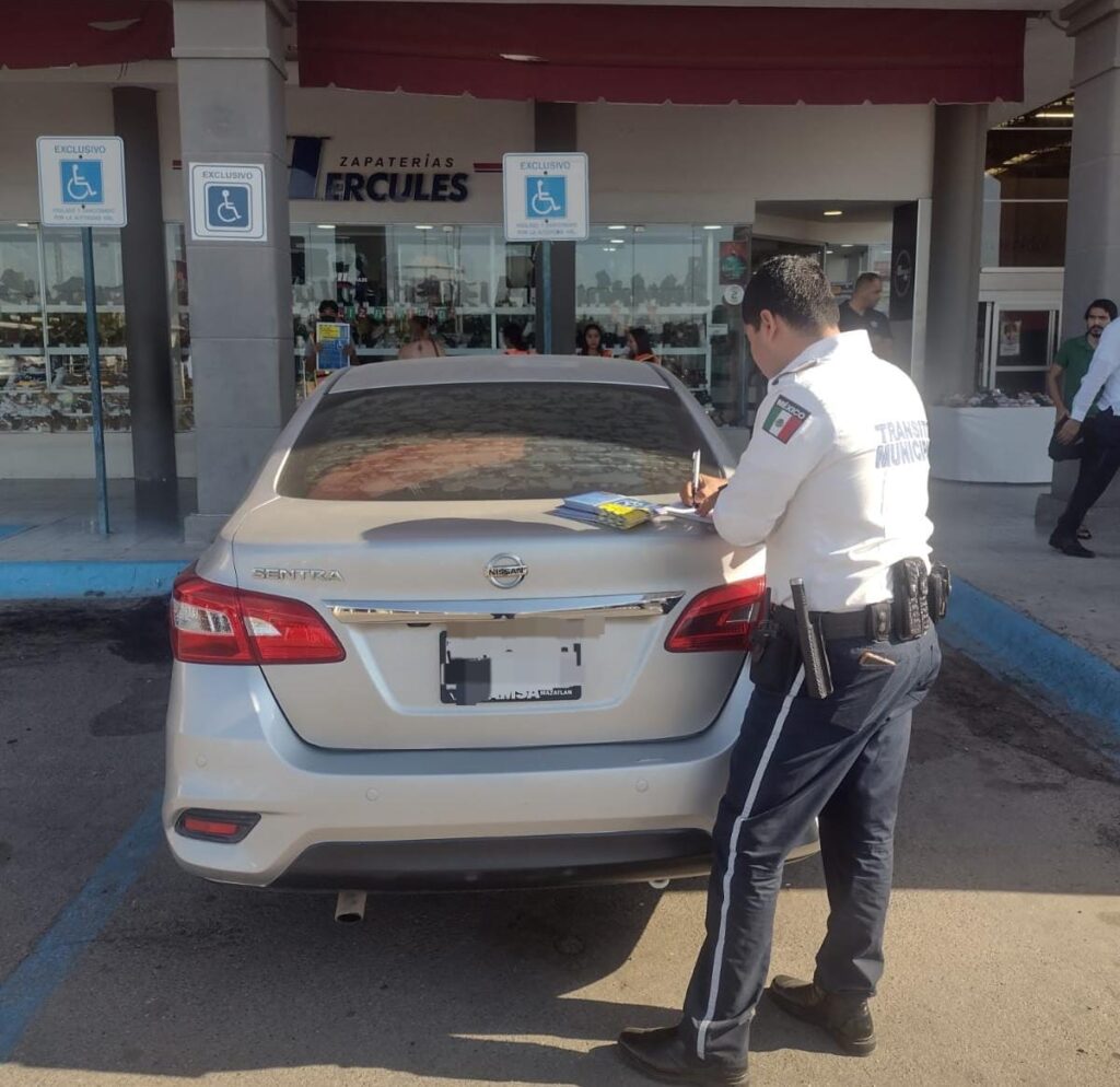 Multas por invadir áreas azules en estacionamientos