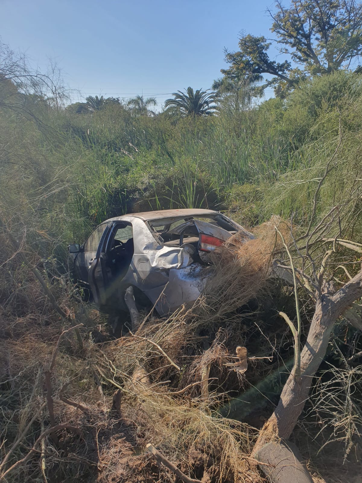 Mujer lesionada tras salirse de la carretera México 15