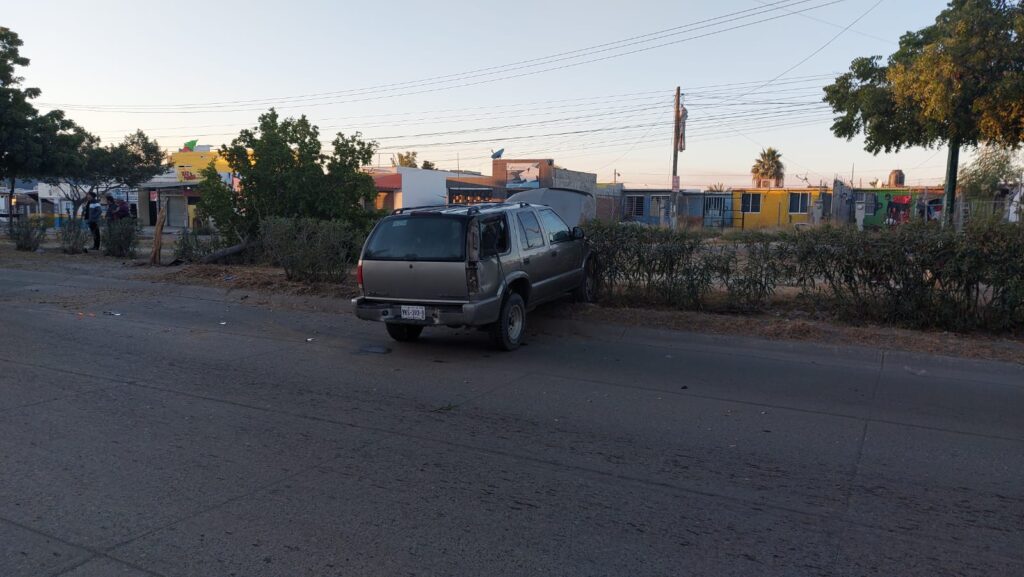 ¡Mañana accidentada! Camioneta choca con un camión en Mazatlán; derribó un árbol ¡Aparatoso accidente! Camioneta choca con un camión y derriba un árbol en Mazatlán