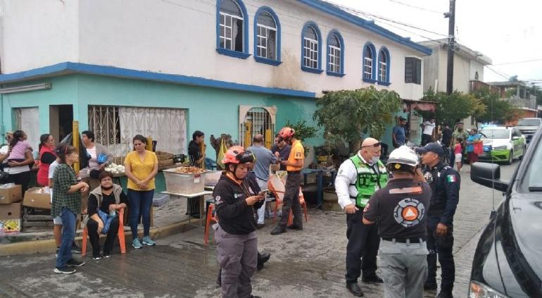Mujer choca contra puesto de chicharrones; el aceite botó y la quemó