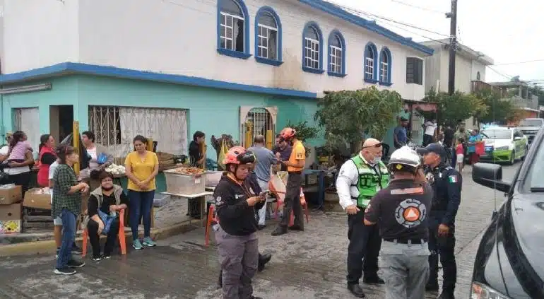 Mujer choca contra puesto de chicharrones; el aceite botó y la quemó