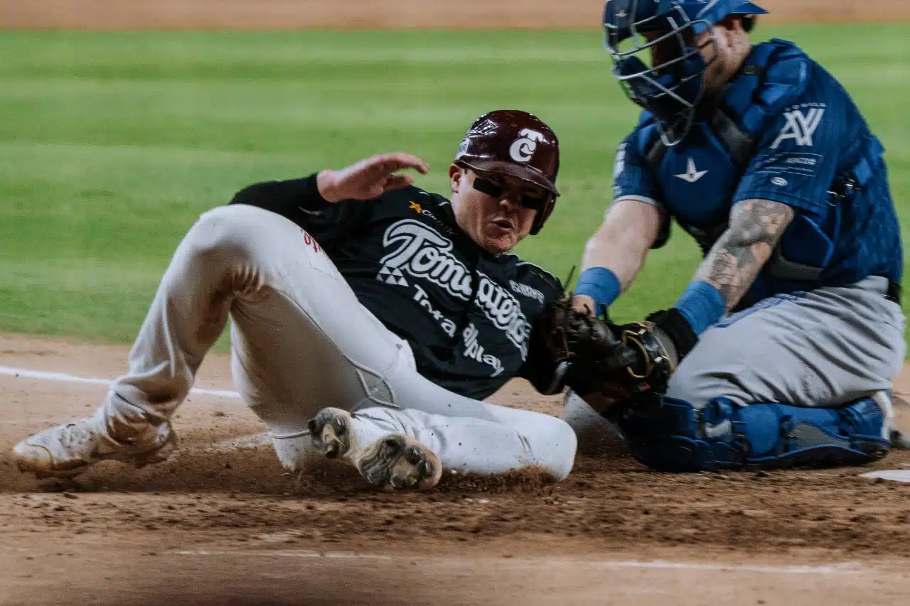 Afición por eliminación de los Tomateros de Culiacán (2)