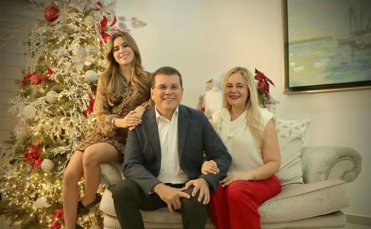 Alcalde Edgar González y su familia desean felices fiestas a los mazatlecos