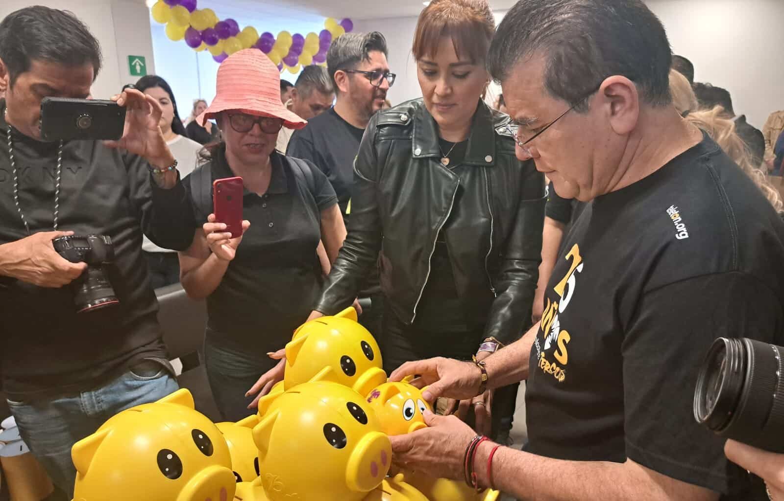 Alcalde de Mazatlán entrega alcancías y su donación