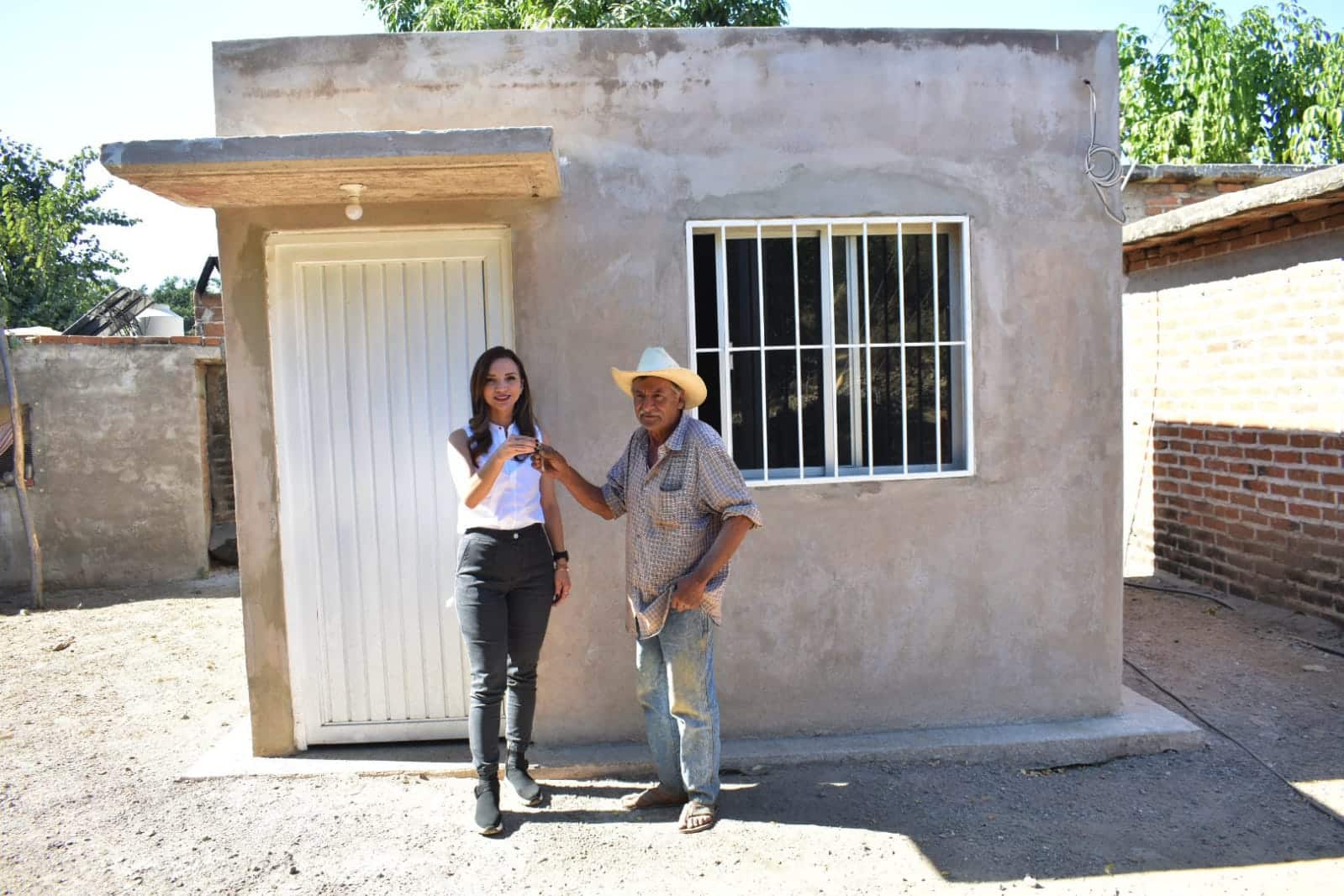 Aterrizan dos apoyos para vivienda del programa municipal en Mocorito