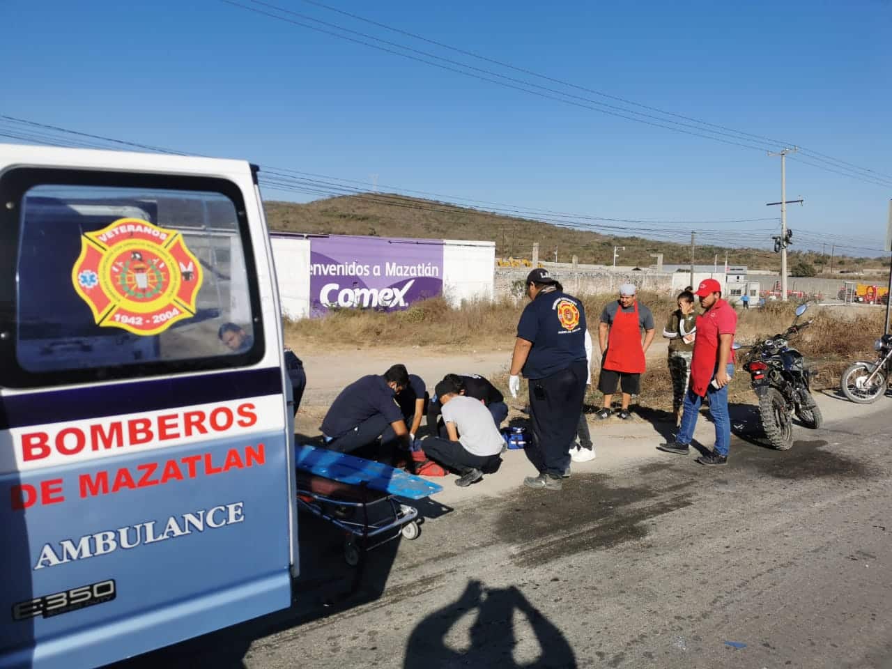 Está grave! Auto “fantasma” atropella a joven que intentaba cruzar la  México 15 en Mazatlán | Línea Directa