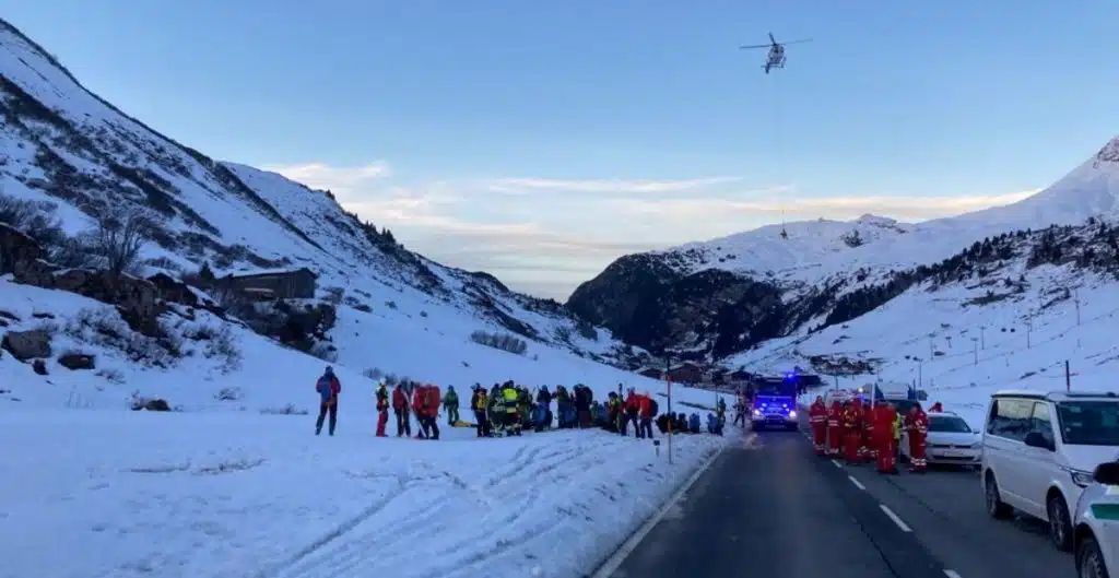 Avalancha en Austria deja a 10 personas bajo la nieve