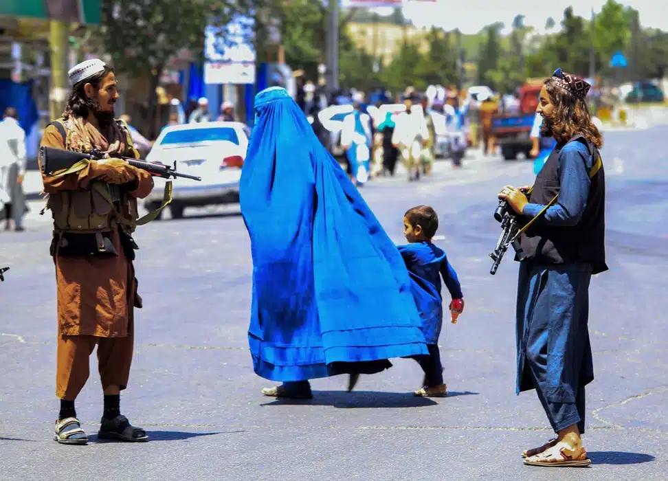 Busca ONU dialogar con mandos talibanes tras prohibición a mujeres a realizar trabajos humanitarios