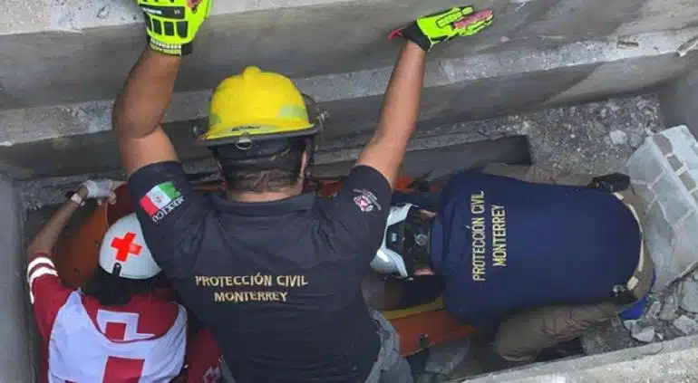 ¡Auch! Mujer termina lesionada tras caer a tumba de 5 metros de profundidad; se fracturó